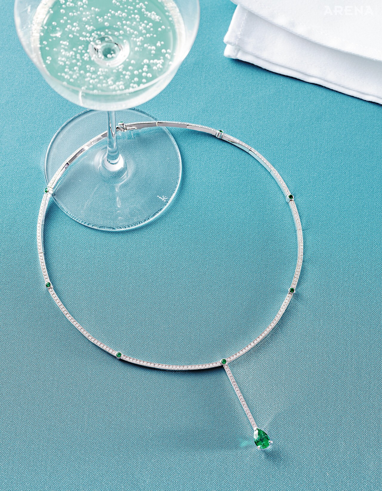 화이트 골드 소재에 페어 컷 에메랄드와 다이아몬드를 섬세하게 세공한 세르티 수르 비드 네크리스 3억240만원 레포시 제품.