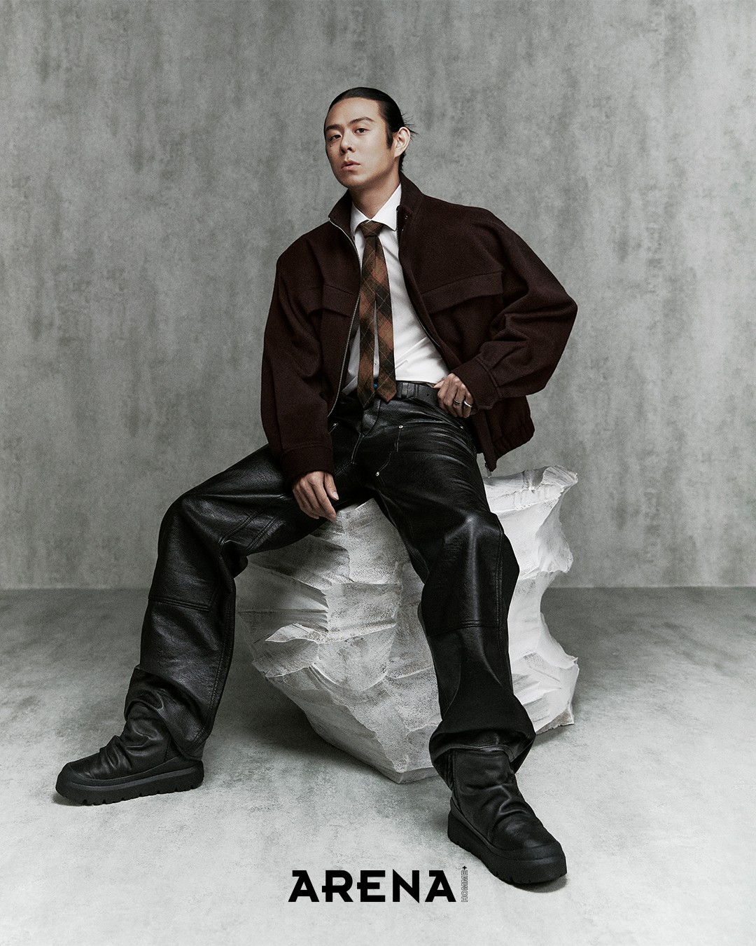 자연스럽게 접히는 주름이 돋보이는 풀그레인 소가죽의 헤리티지 유틸리티 미니 누아르 부츠 어그 제품.