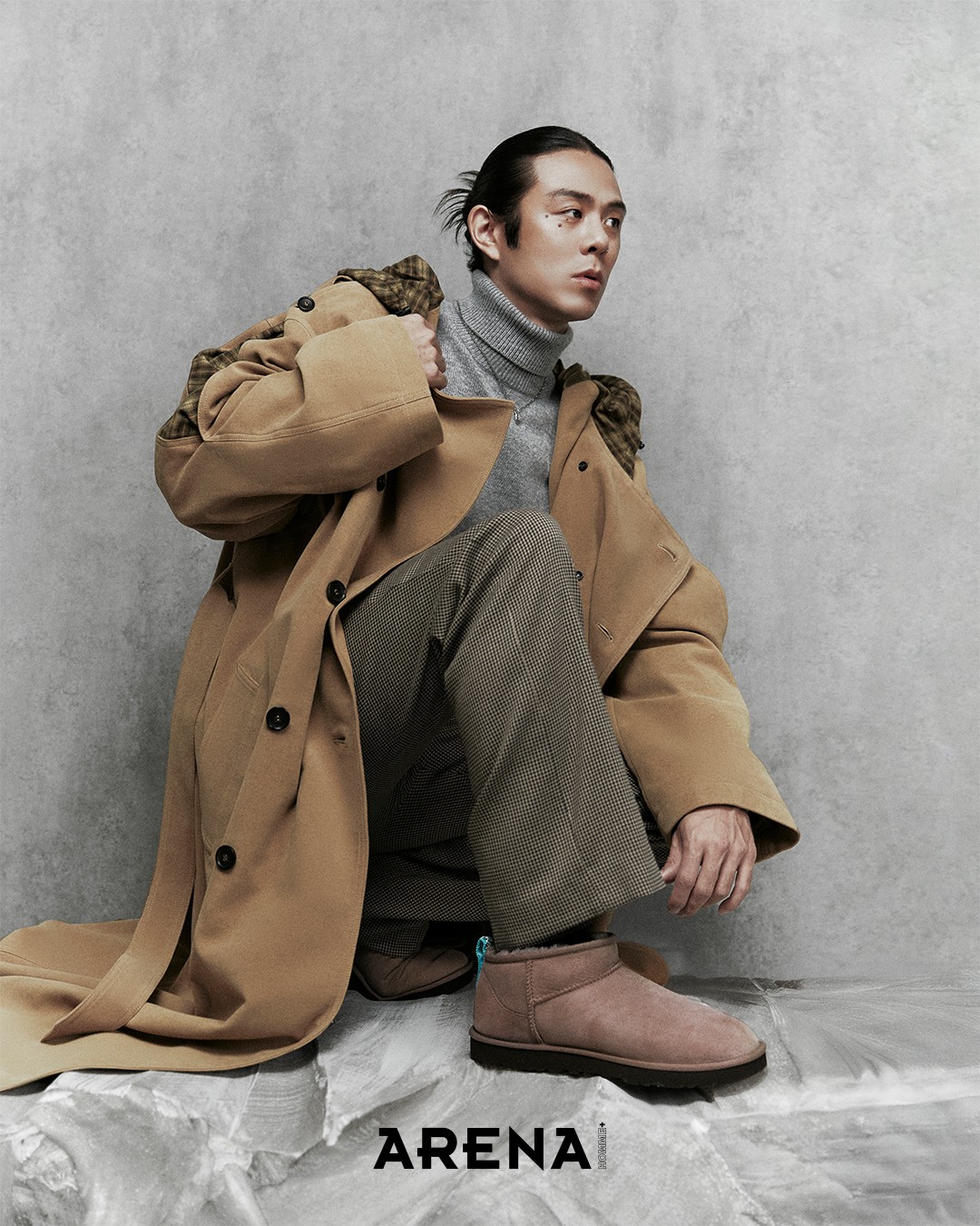 비대칭 컷, 사파이어 아이스 컬러의 오버로크 스티치와 풀탭이 돋보이는 클래식 울트라 미니 부츠 어그 제품.