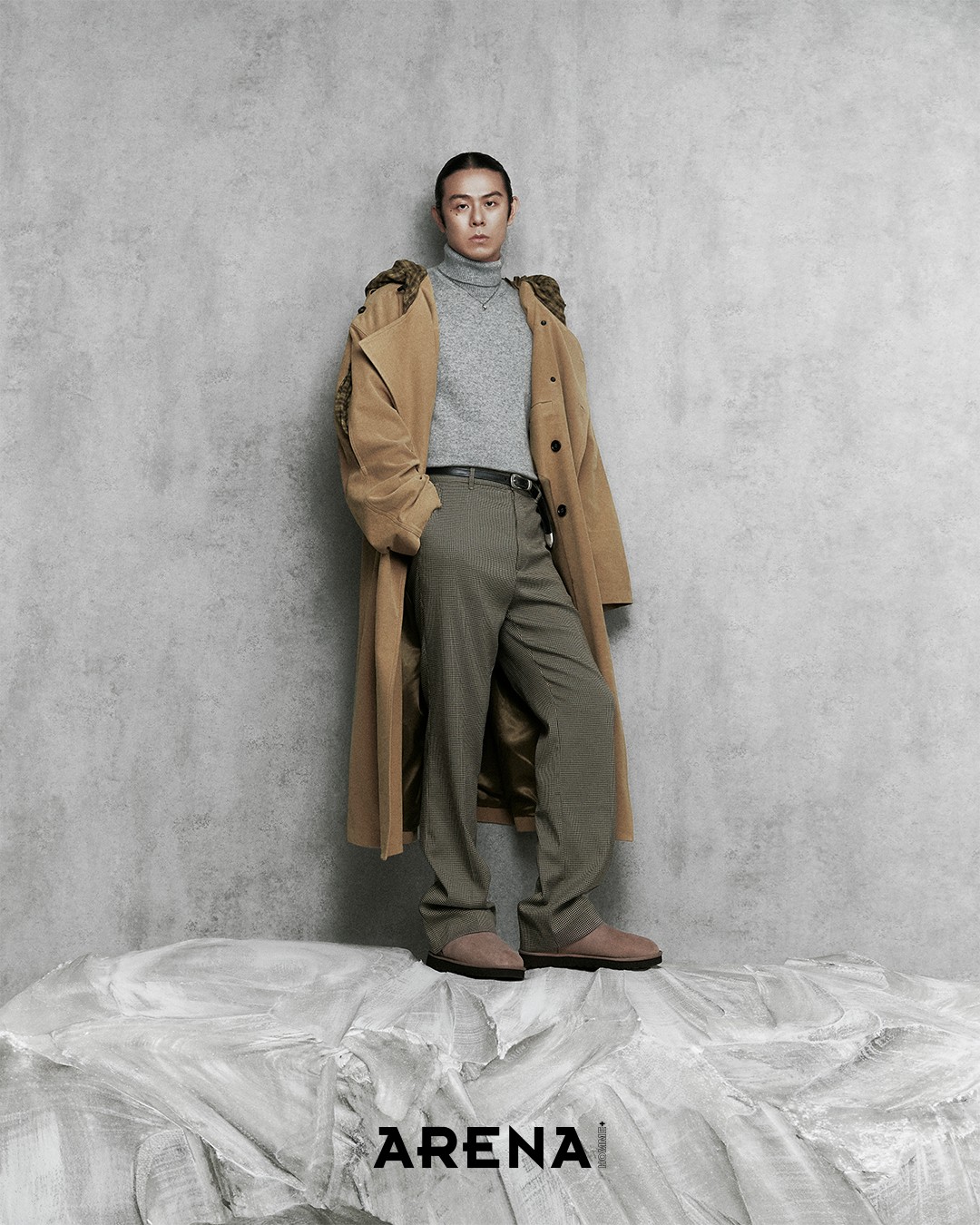 비대칭 컷, 사파이어 아이스 컬러의 오버로크 스티치와 풀탭이 돋보이는 클래식 울트라 미니 부츠 어그 제품.