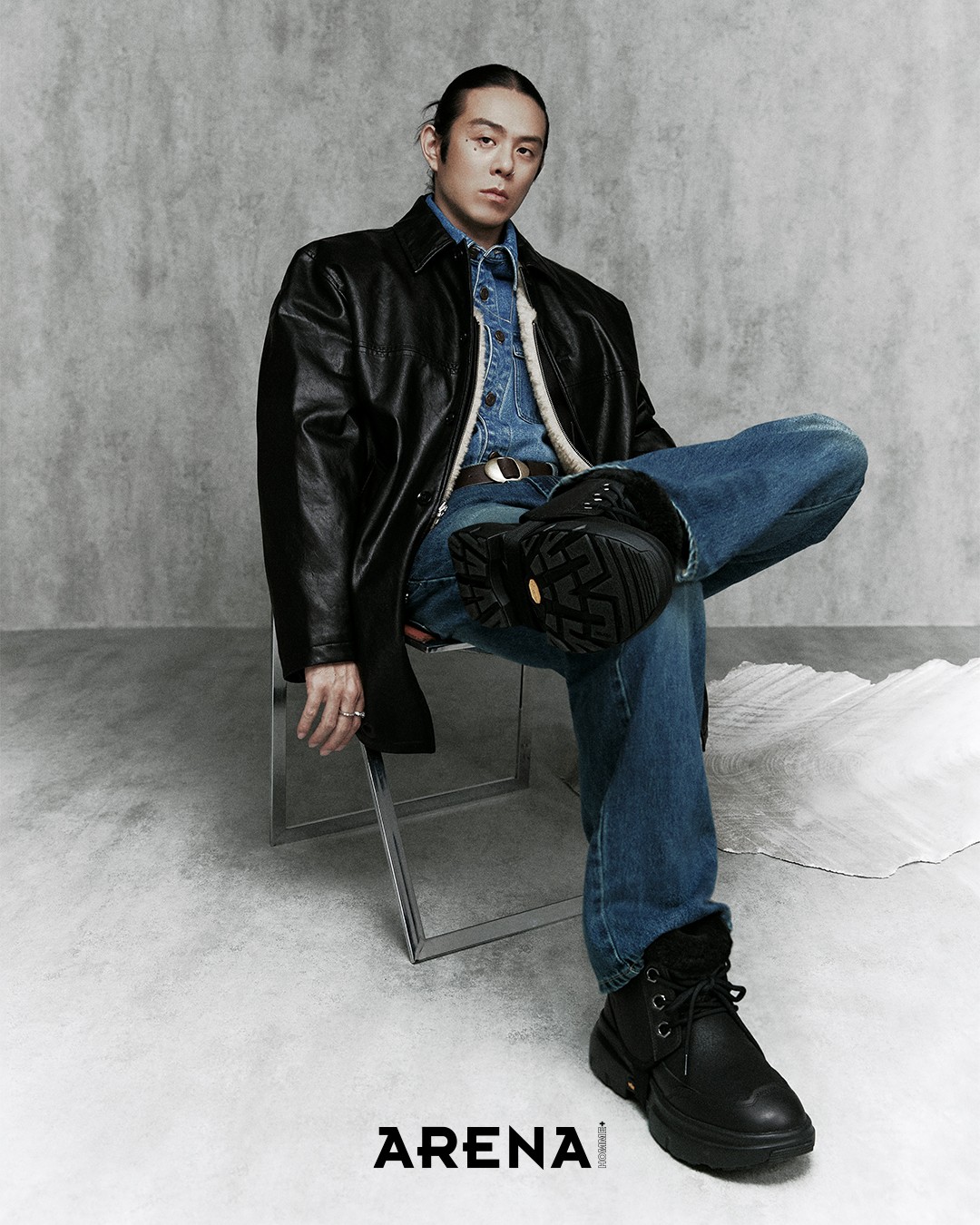 견고한 트레드 라이트 아웃솔을 장착하고, 3-Way로 연출 가능해 기능성과 스타일을 동시에 잡은 블랙 컬러의 JLD 부츠 어그 제품.