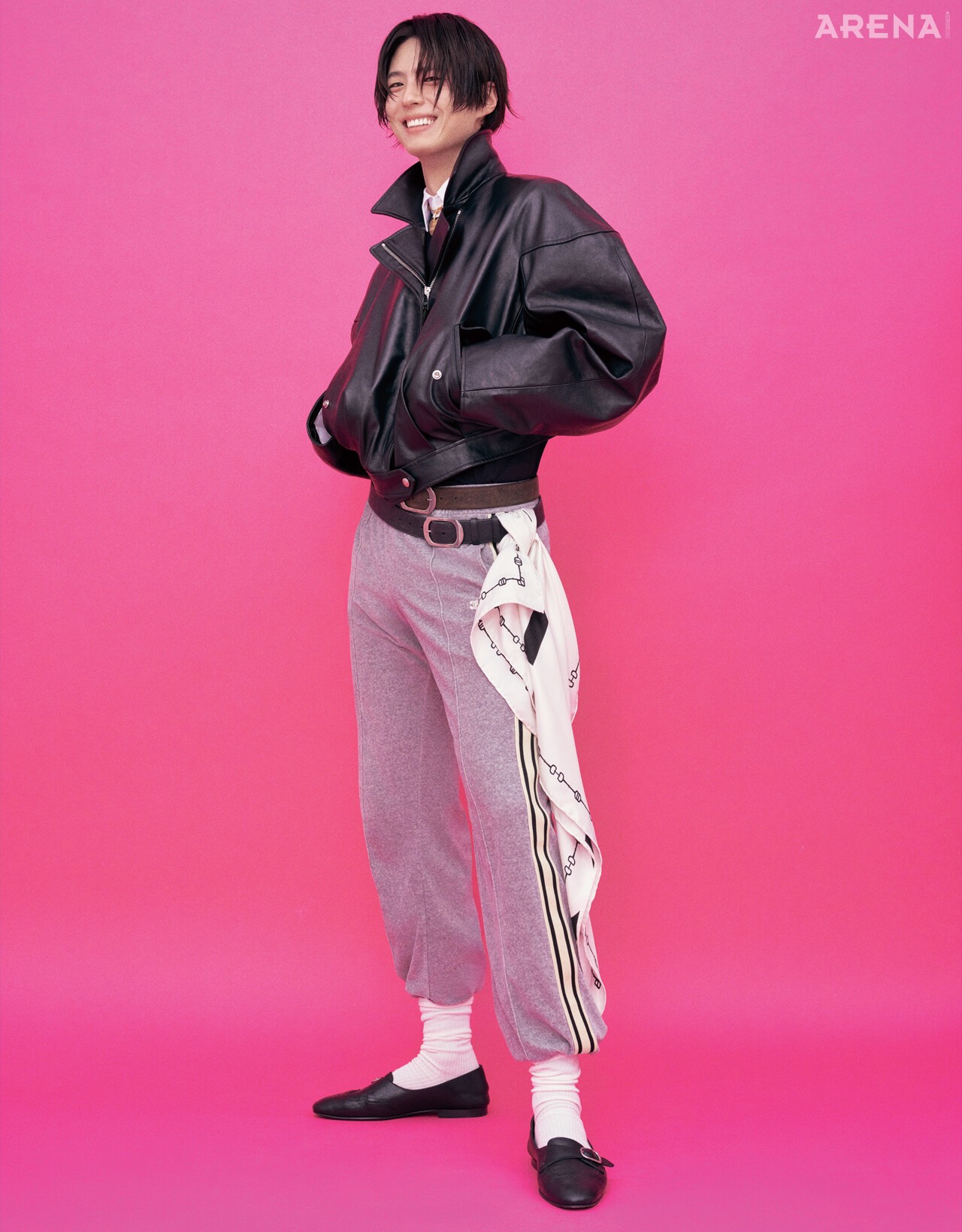 카프스킨 재킷 790만원·티셔츠 93만원·셔츠 155만원·벨벳트랙 팬츠 175만원·존 몽크 슈즈 170만원·왁스드 스웨이드 벨트84만원·빈티지 카프스킨 벨트 84만원·브라스 체인 네크리스100만원·하트 참 76만원·프린트 스카프 가격미정 모두 셀린느,양말 스타일리스트 소장품.