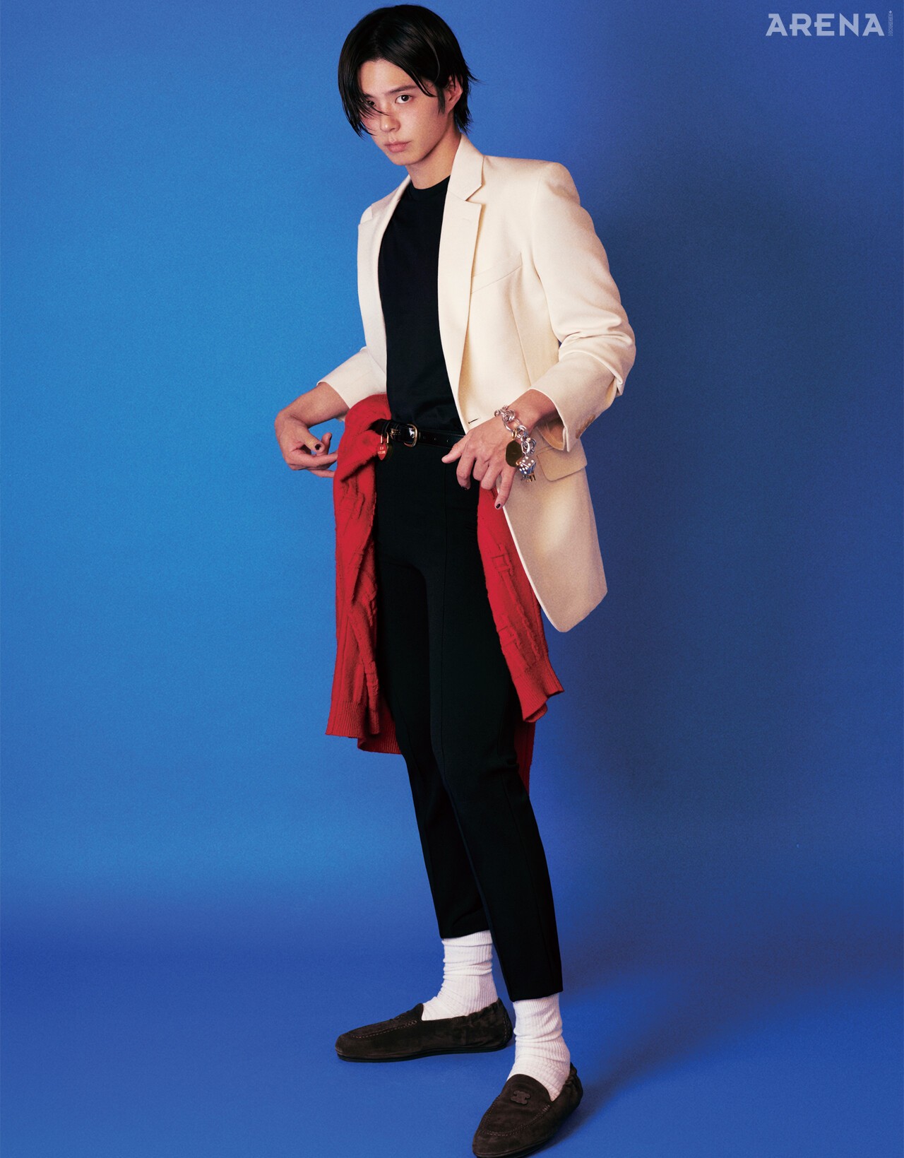 개버딘 재킷 가격미정·티셔츠 93만원·팬츠 275만원·아담 로퍼슈즈 130만원·크루넥 스웨터 330만원·벨트 81만원·하트 참76만원·청키 브레이슬릿 134만원·메달 참 49만원·주사위 참59만원·브라스 참 54만원 모두 셀린느, 양말 스타일리스트 소장품.