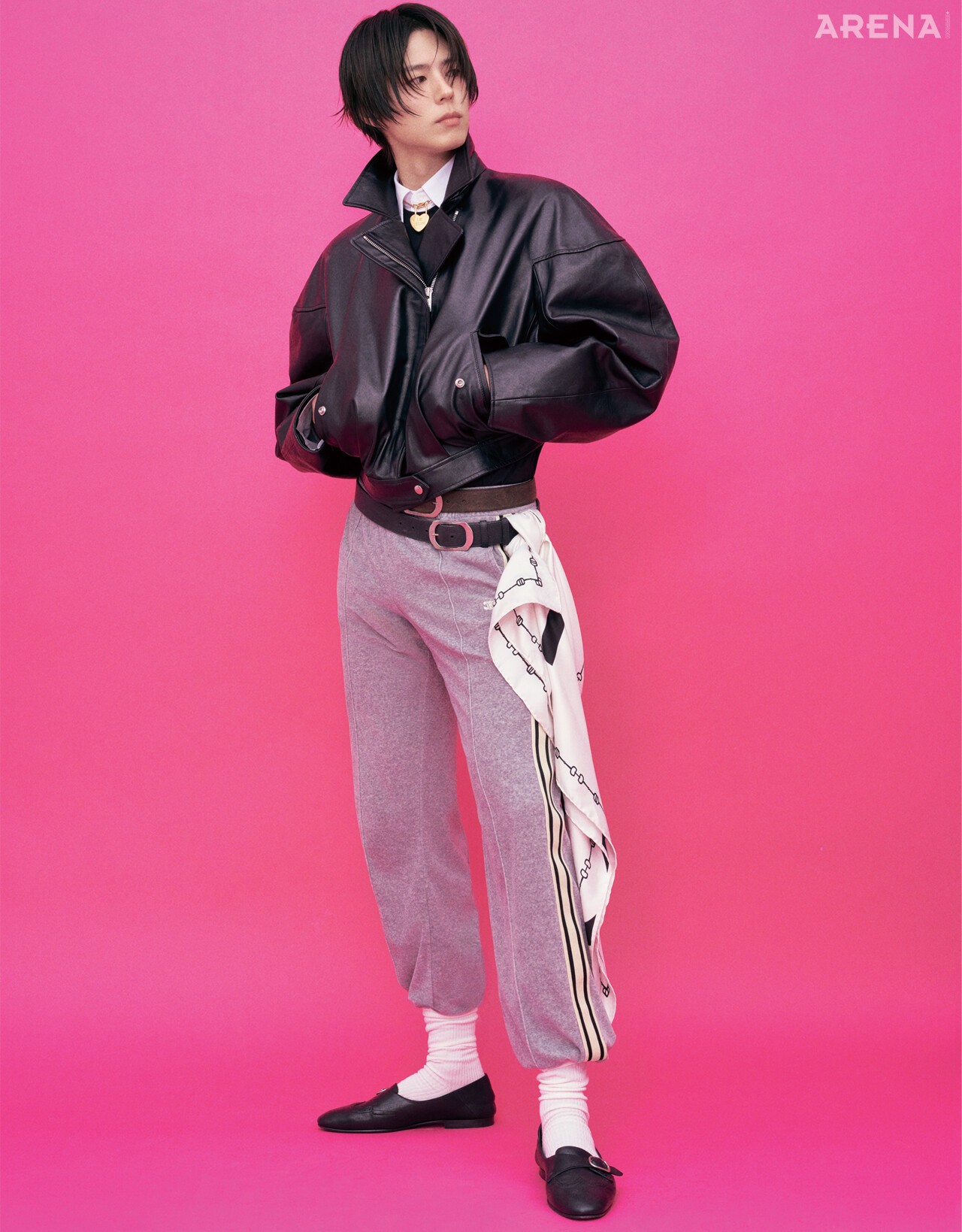 카프스킨 재킷 790만원·티셔츠 93만원·셔츠 155만원·트랙팬츠 175만원·존 몽크 슈즈 170만원·왁스드 스웨이드 벨트84만원·빈티지 카프스킨 벨트 84만원·브라스 체인 네크리스100만원·하트 참 76만원·프린트 스카프 가격미정 모두 셀린느,양말 스타일리스트 소장품.