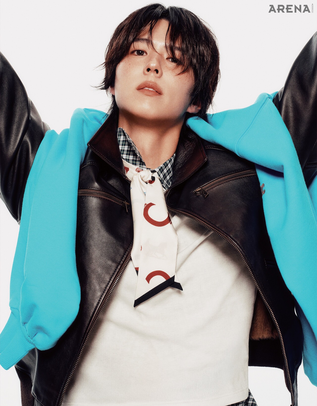 보머 재킷 890만원·롱 슬리브 티셔츠 99만원·타탄셔츠 145만원·라발리에르 스카프 33만원·스웨터175만원 모두 셀린느 제품.