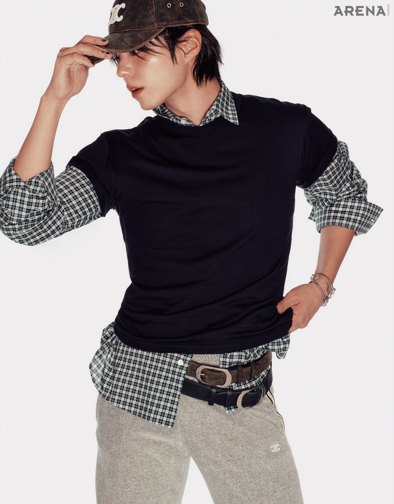 티셔츠 93만원·타탄 셔츠 145만원·트랙 팬츠 175만원·베이스볼캡 120만원·왁스드 스웨이드 벨트 84만원·빈티지 카프스킨 벨트84만원·카프스킨 브라스 브레이슬릿 75만원·옥타곤 브레이슬릿125만원·브라스 커프 99만원 모두 셀린느 제품.