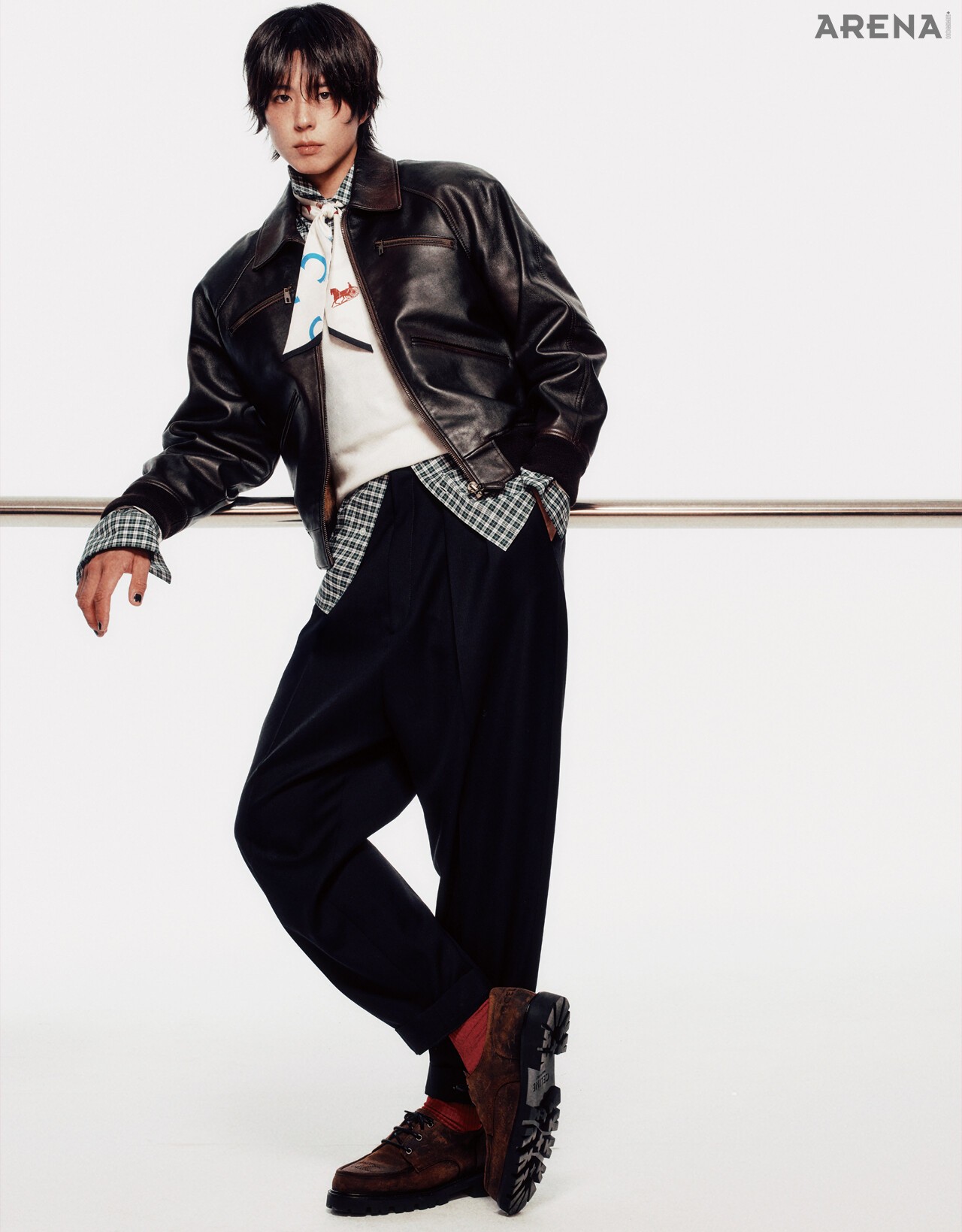 보머 재킷 890만원·롱 슬리브 티셔츠 99만원·타탄셔츠 145만원·플리츠 팬츠 가격미정·로퍼 슈즈130만원·트윌라발리에르 스카프 33만원 모두 셀린느,양말 스타일리스트 소장품.