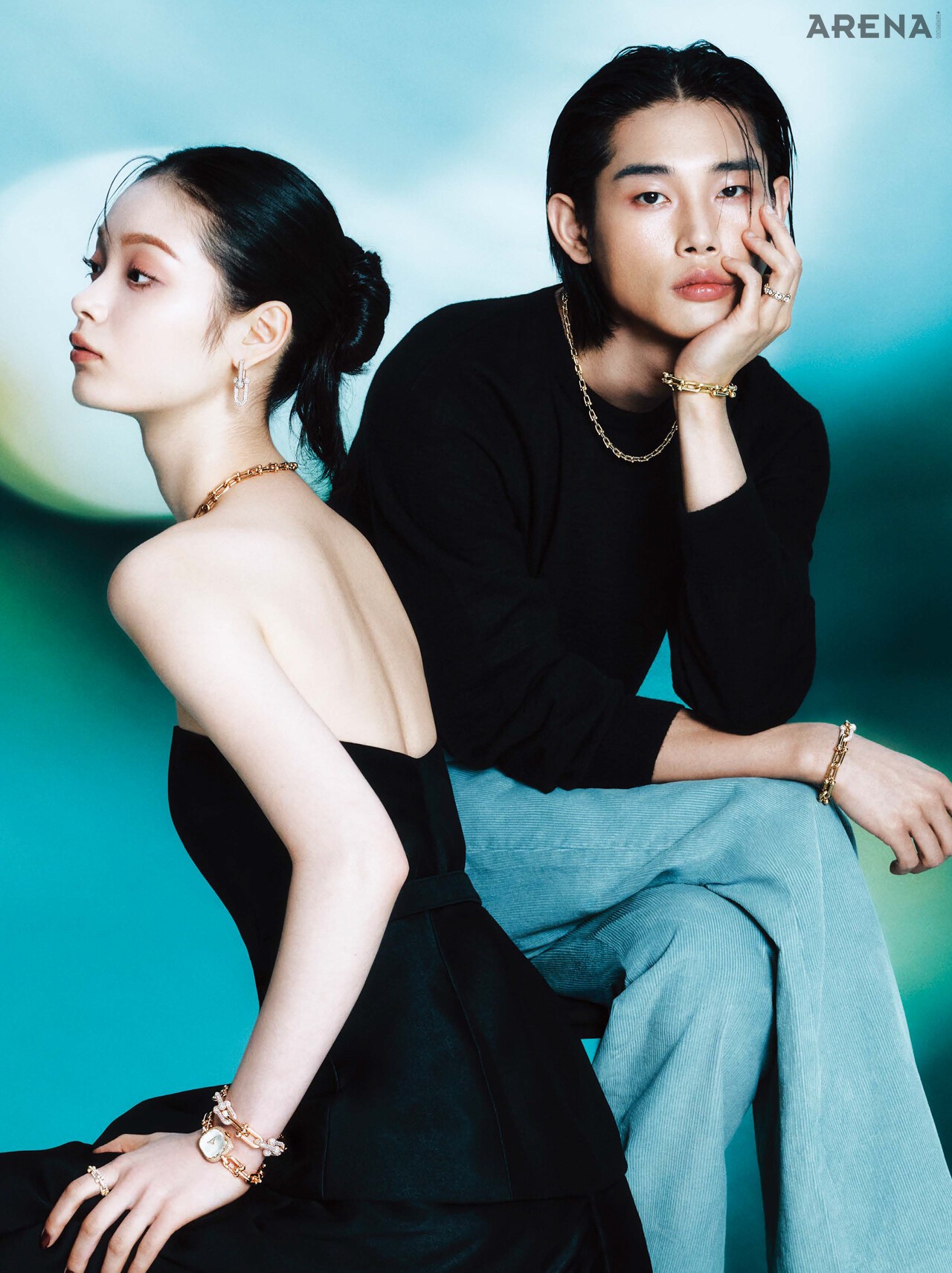 남 18K 옐로 골드 티파니 하드웨어 스몰 링크 네크리스·왼손에 착용한 18K 옐로 골드 티파니 하드웨어 라지링크 브레이슬릿·약지에 착용한 티파니 식스틴 스톤 다이아몬드 링·오른손에 착용한 18K 옐로 골드 소재에다이아몬드를 파베 세팅한 티파니 하드웨어 라지 링크 브레이슬릿 모두 티파니앤코 제품.여 18K 로즈 골드 소재에 다이아몬드를 파베 세팅한 티파니 하드웨어 라지 링크 이어링·18K 로즈 골드소재에 다이아몬드를 파베 세팅한 티파니 하드웨어 그레듀에이티드 링크 네크리스·18K 로즈 골드 소재에다이아몬드를 섬세하게 파베 세팅한 케이스와 화이트 마더오브펄 다이얼의 티파니 하드웨어 워치·18K 로즈골드 소재에 다이아몬드를 파베 세팅한 티파니 하드웨어 라지 링크 브레이슬릿·검지에 착용한 18K 로즈 골드소재에 다이아몬드를 세팅한 티파니 하드웨어 스몰 링크 링 모두 티파니앤코 제품. | (왼쪽부터) 튜브톱 드레스 셀프 포트레이트 제품. 니트 톱 렉토, 팬츠 YCH 제품.