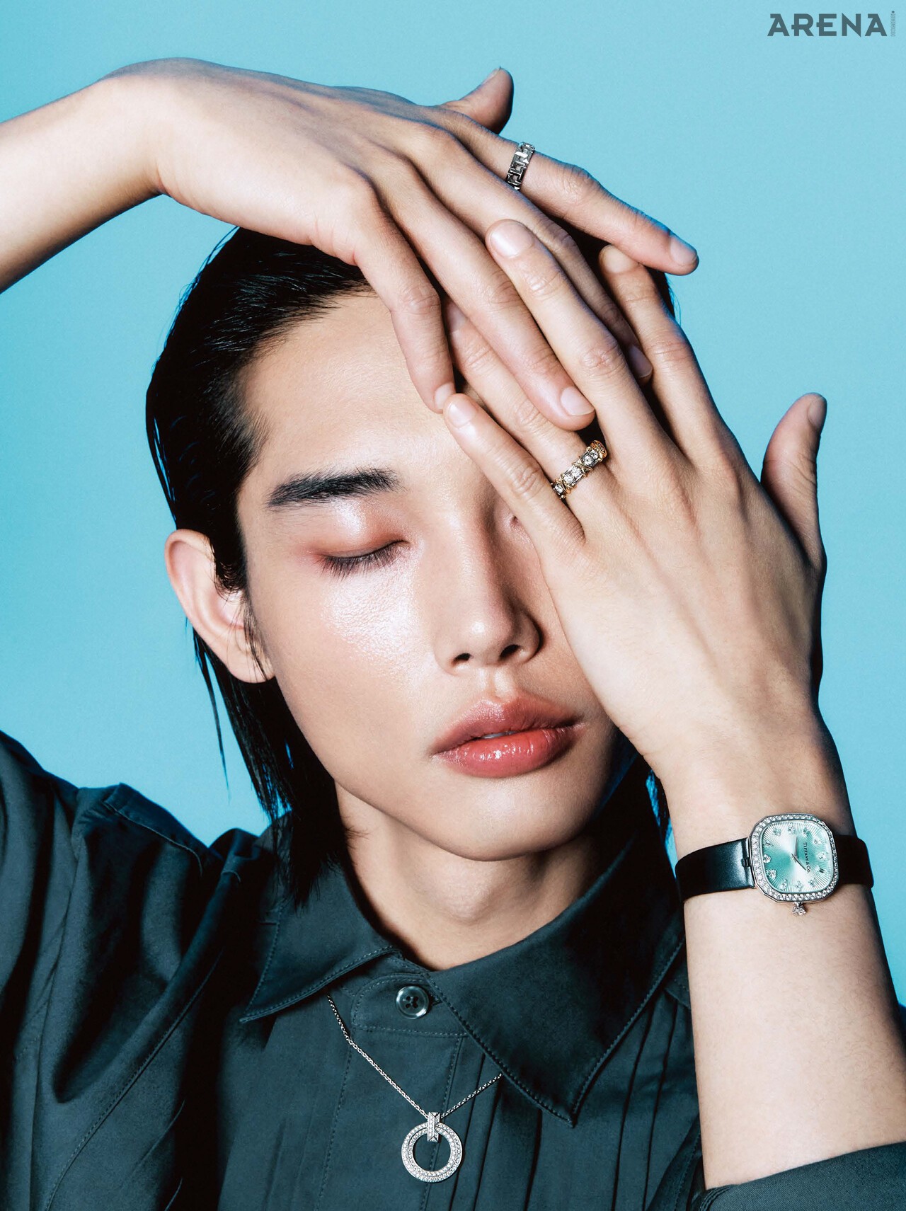 18K 화이트 골드 소재에 다이아몬드를 파베 세팅한 티파니T1 써클 펜던트·왼손에 착용한 티파니 블루 래커 다이얼과다이아몬드 인덱스, 완만하게 굴곡을 이룬 다이아몬드 세팅베젤의 모던한 조화가 돋보이는 티파니 이터니티 쿠션형워치 28mm·약지에 착용한 티파니 식스틴 스톤 다이아몬드링·오른손 검지에 착용한 18K 화이트 골드 소재티파니 T 트루 와이드 링 모두 티파니앤코 제품. | 턱시도 셔츠 H&M 제품.