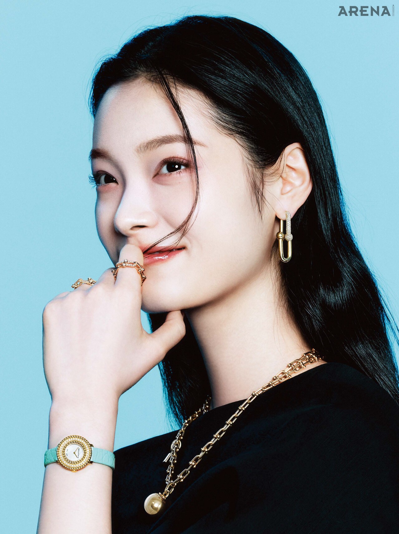 18K 옐로 골드 소재에 파베 세팅된 다이아몬드가 빛나는티파니 하드웨어 라지 링크 이어링·18K 옐로 골드 소재의티파니 하드웨어 스몰 링크 랩 네크리스·왼손에 착용한트위스트 로프 베젤이 돋보이는 18K 옐로 골드 케이스,마더오브펄 다이얼, 블루 앨리게이터 스트랩 조합의티파니 로프 워치 27mm·검지에 착용한 18K 로즈 골드에다이아몬드를 파베 세팅한 티파니 하드웨어 스몰 링크링·약지에 착용한 18K 옐로 골드 소재에 다이아몬드 세팅의티파니 하드웨어 스몰 링크 링 모두 티파니앤코 제품. | 드레스 페라가모 제품.