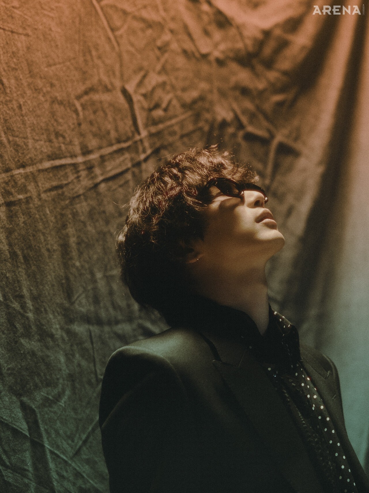 셔츠 생 로랑, 스카프 외리케, 선글라스·귀고리 모두 본인 소장품, 재킷 스타일리스트 소장품.