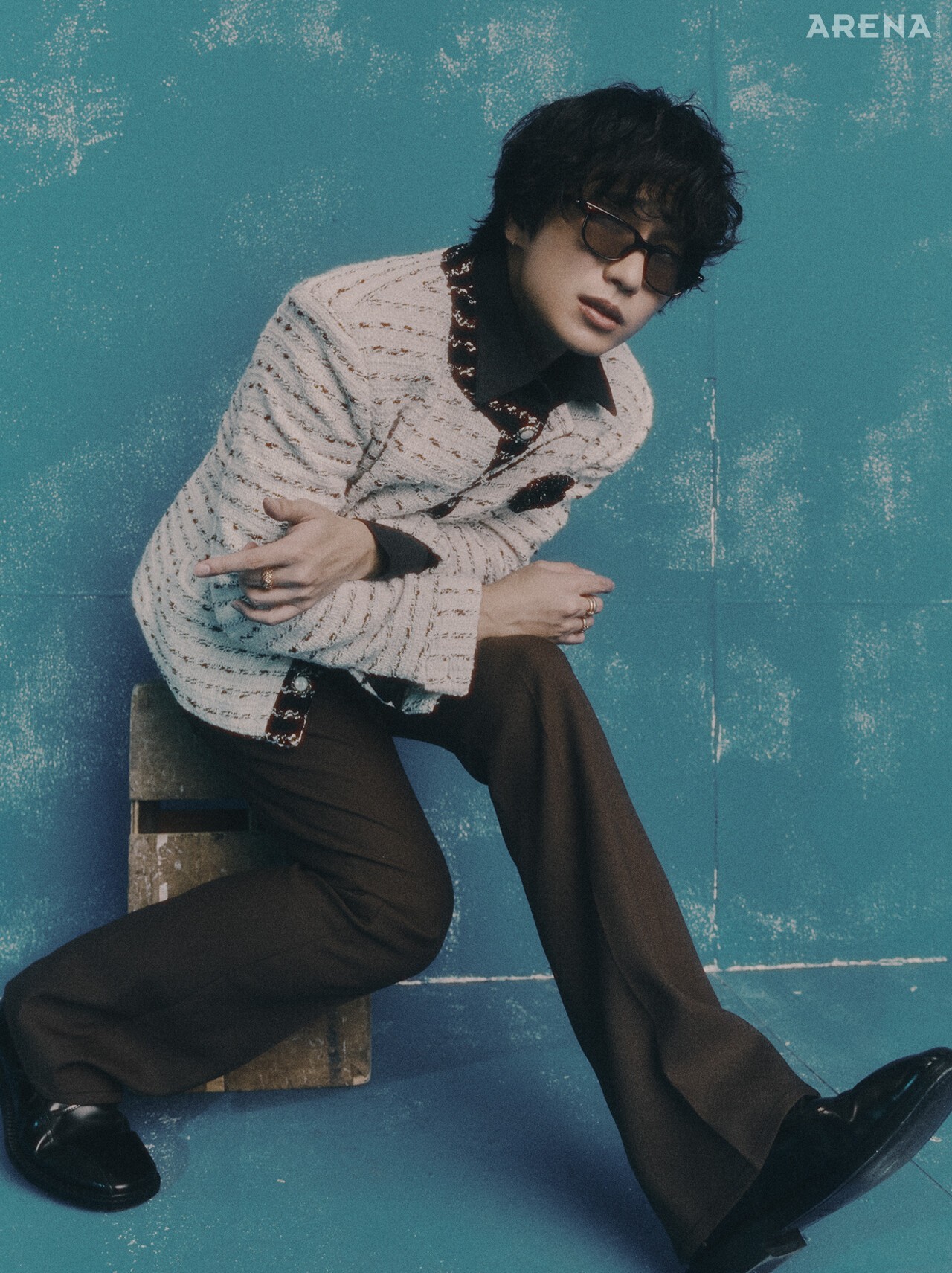 재킷 더크레이티스트, 신발 페라가모, 왼손 중지·오른손 약지에 착용한 반지 모두 아크바인, 오른손 중지에 착용한반 지·귀고리·안경모두 본인 소장품, 셔츠·팬츠 모두 스타일리스트 소장품.