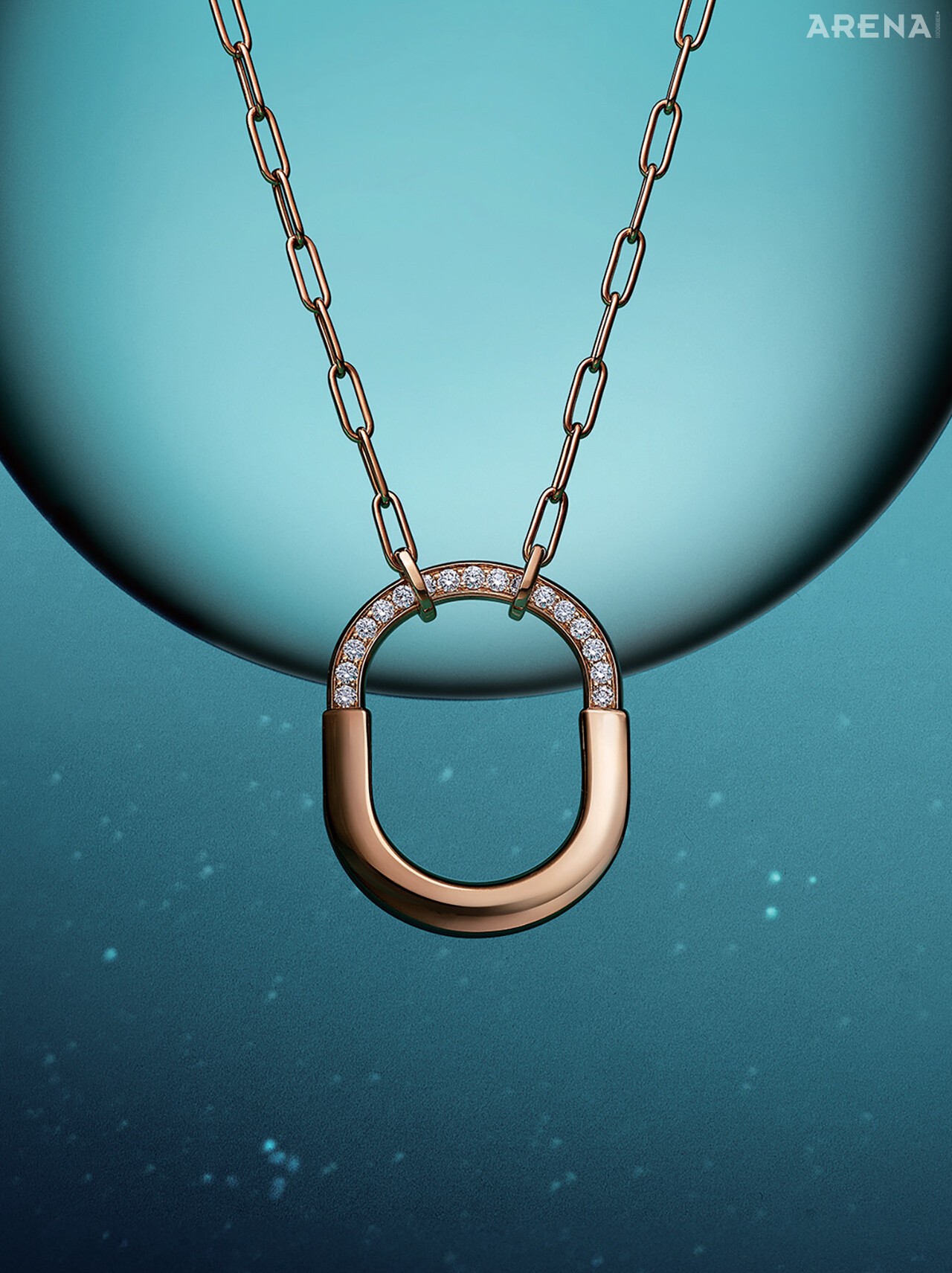 18K 로즈 골드 소재와 라운드 브릴리언트 다이아몬드를 결합한 티파니앤코 락 펜던트 가격미정 티파니앤코 제품.