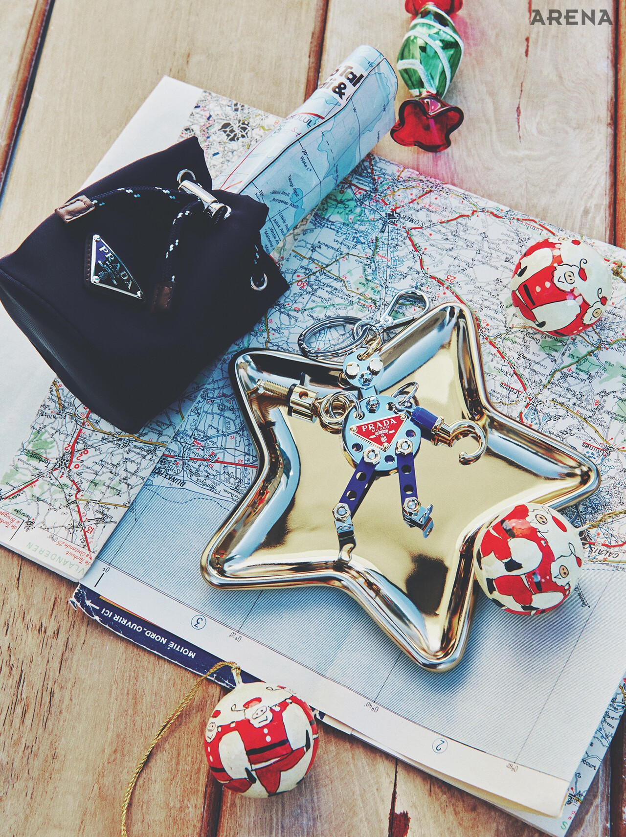 작은 버킷백 모양의 스피드록 리나일론 키 링·경쾌한 컬러가 돋보이는 로봇 메탈 키 링 모두 가격미정 프라다 제품. 