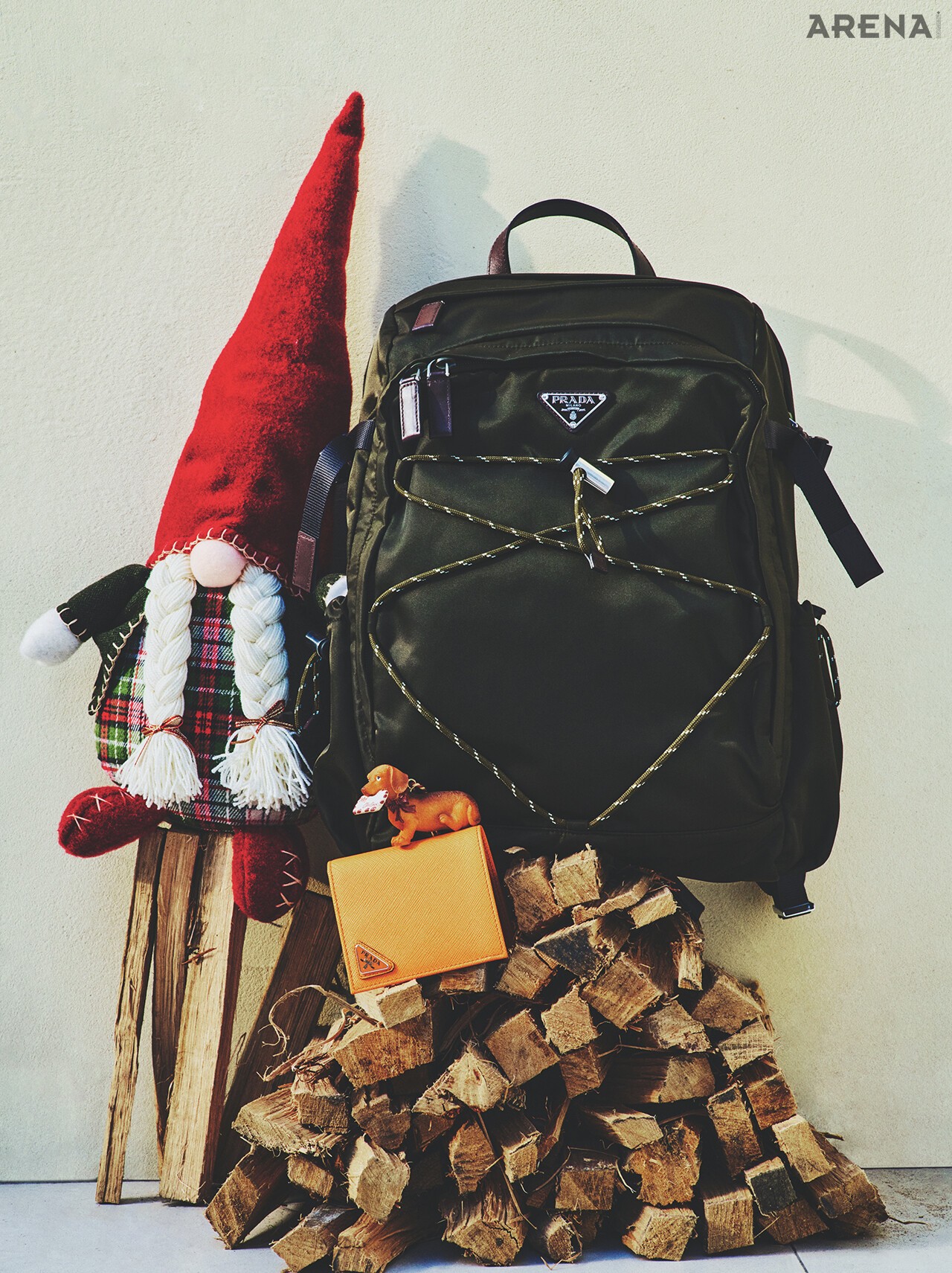 드로스트링과 하니스 스트랩을 장식한 리나일론 소재의 스피드록 백팩·넉넉한 수납력을 갖춘 사피아노 가죽 카드 홀더 모두 가격미정 프라다 제품.