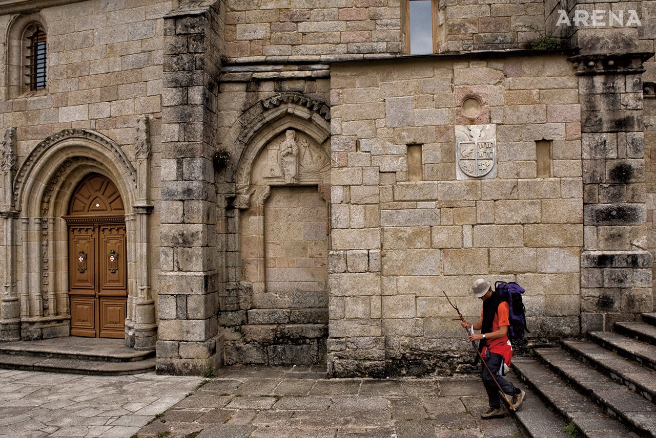 돌벽과 돌바닥은 길에 쌓인 시간을 느끼게 한다.